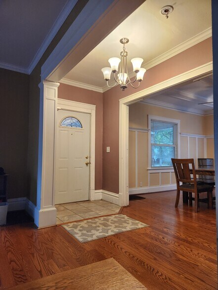 Entry Way - 510 N Institute Pl