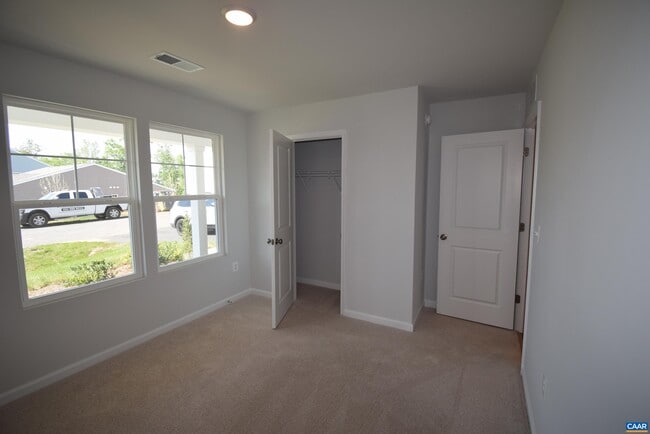 Building Photo - 335 Horse Path Dr