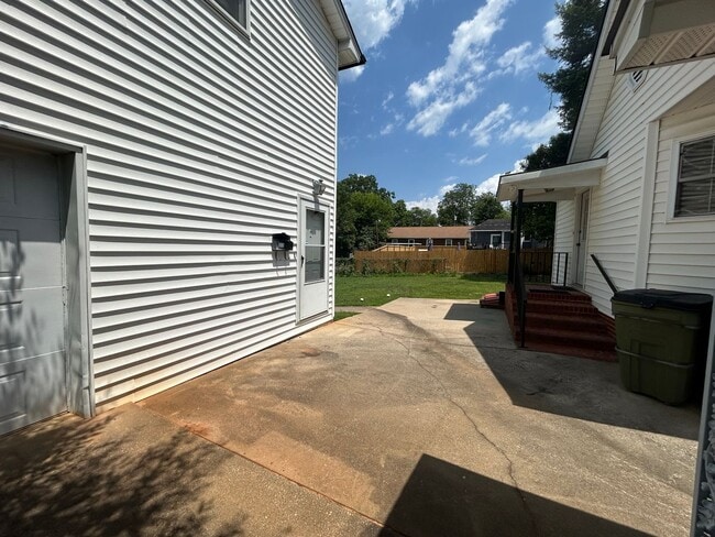 Building Photo - 213 E Buford St
