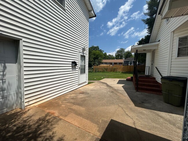Building Photo - Great Studio Style Home!! Near Downtown!