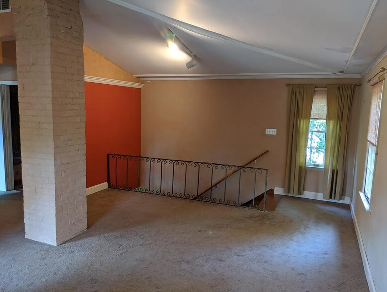 Building Photo - 3810 Kenwood Ave