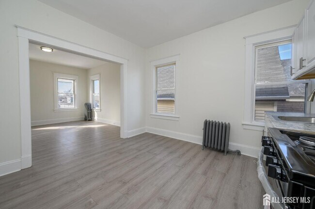Building Photo - 377 Delavan St