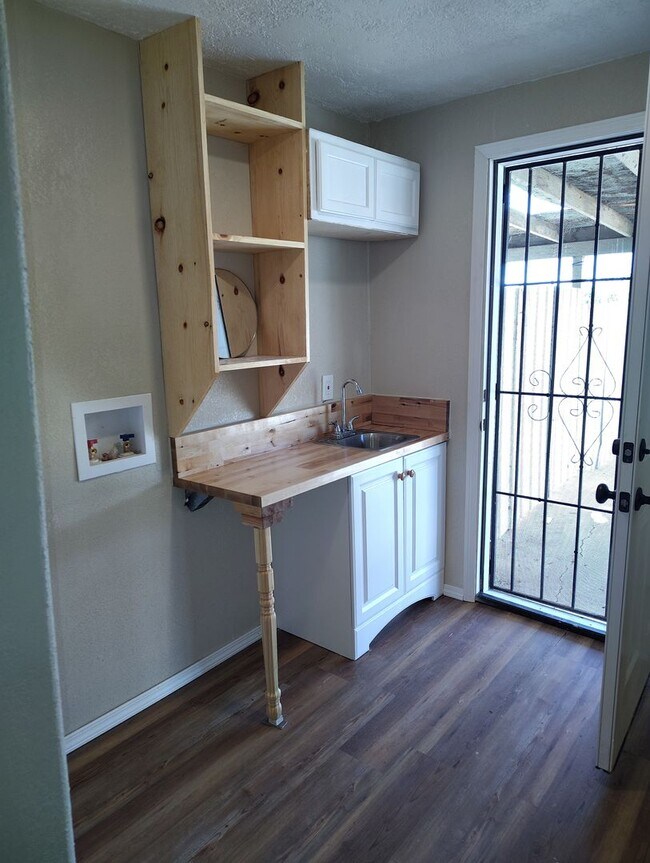 Building Photo - Available for Immediate Move - 1 Bed 1 Bath - Utilities included OPEN HOUSE 05/09/26 12-2