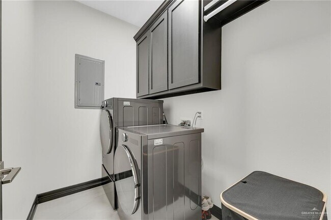 Building Photo - 4610 Vikings Dr