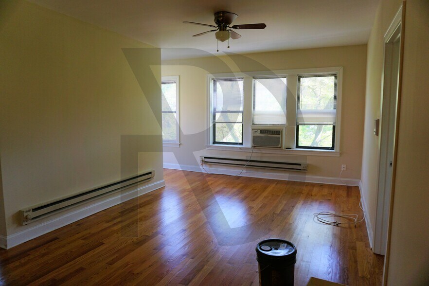 Building Photo - 3732 N Pine Grove Ave