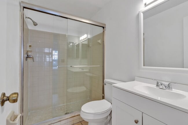 Building Photo - Beautiful 2/2 Condo close to the Orlando International Airport. 1st floor.