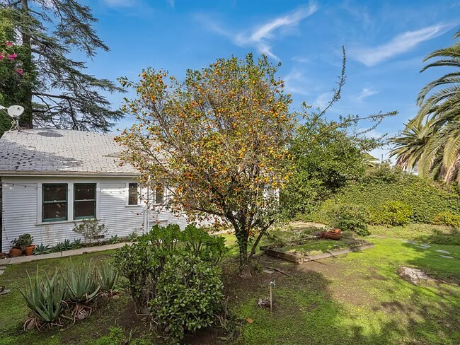 Building Photo - 1044 Manzanita St