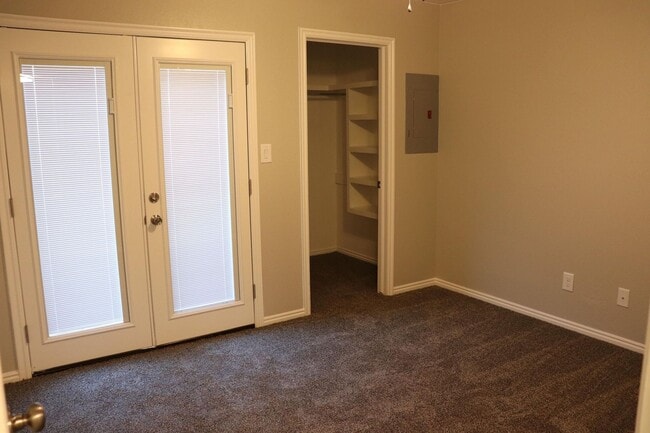 Building Photo - Beautiful remodeled 3 bedroom 2.5 bathroom...