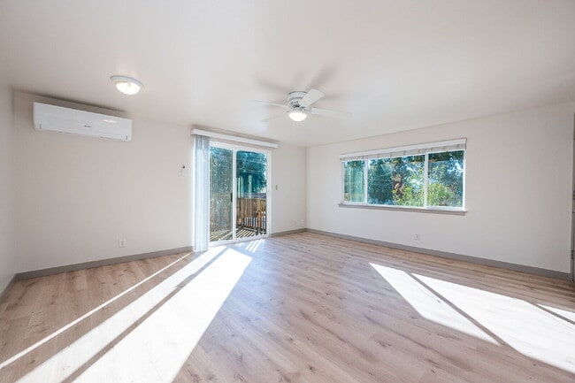 Building Photo - Affordable, Attractive 2-bed in a small Complex