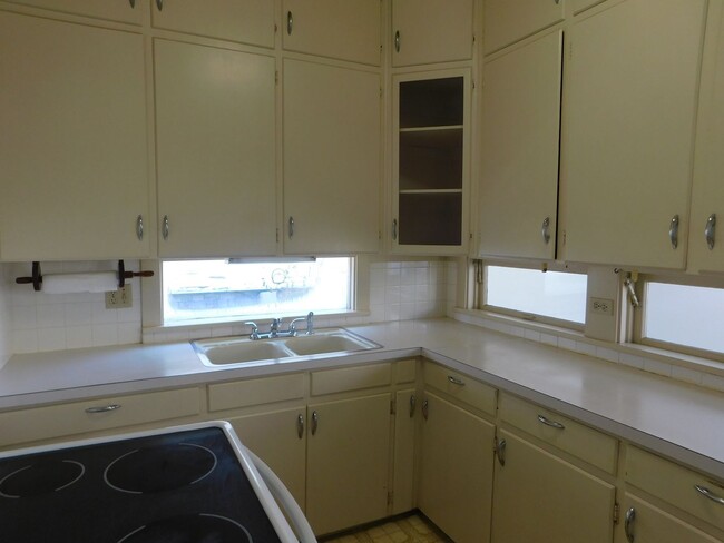 Building Photo - Spacious 2 bedroom/1 bath apartment in El ...