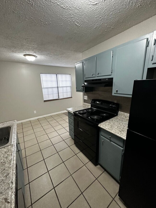 Building Photo - Newly Renovated 1 Bedroom, available Mid A...
