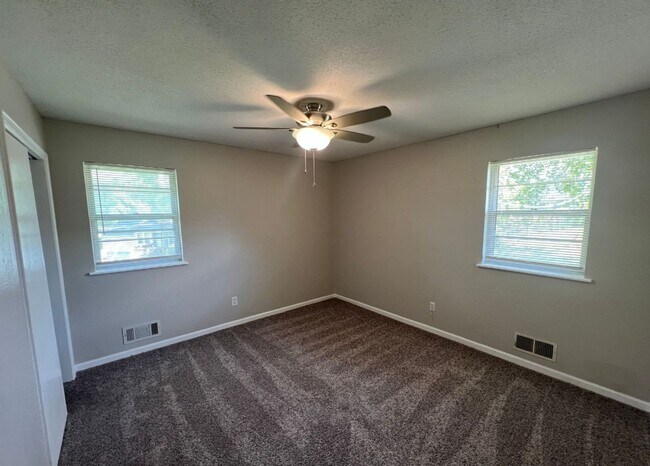 Building Photo - Spacious 3 Bedroom Home with Bonus Basement Space!