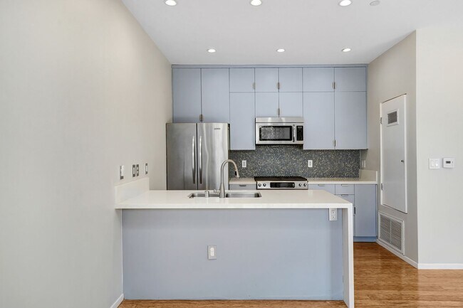Building Photo - Your Perfect 3/2.5 Los Angeles Home Available Now!