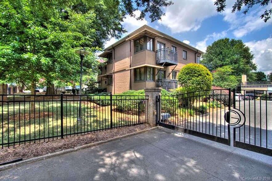 Building Photo - 223 N Dotger Ave