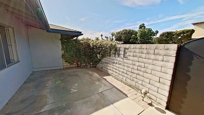 Building Photo - 1107 W Memory Ln