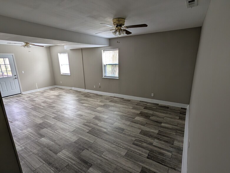 Lower level ensuite 3rd bedroom/2nd living area - 914 Murrell Rd