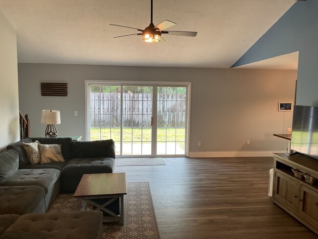 Building Photo - Spacious & Stylish Home in Bluewater Bay!