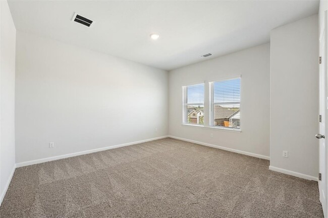 Building Photo - 102 Hedge Grn Holw