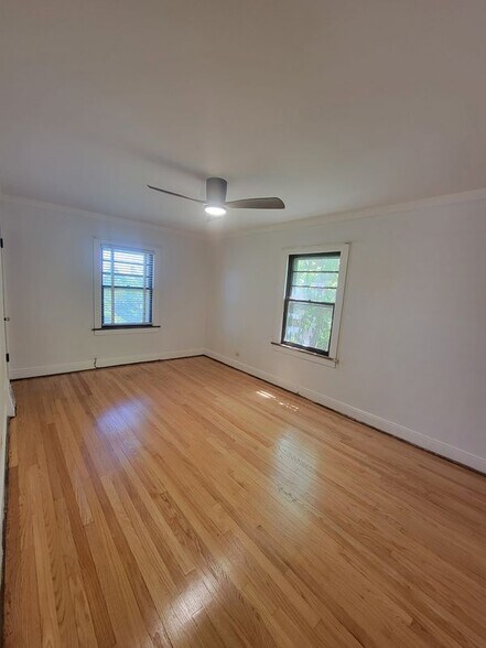Building Photo - 10529 S Eberhart Ave