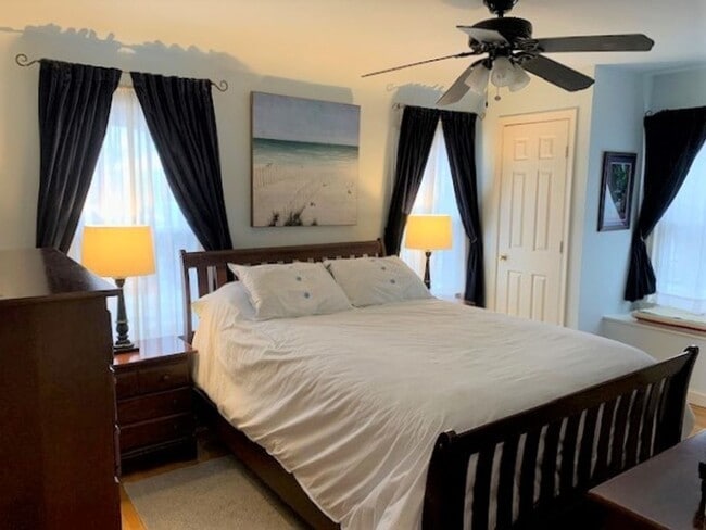 Building Photo - Beautiful 2 Bedroom 1 Bathroom End Unit, B...
