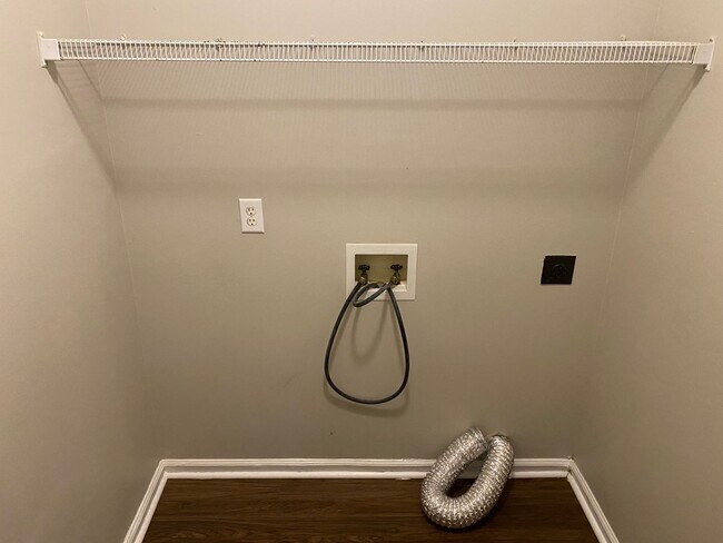 Building Photo - You can't miss this DEAL!