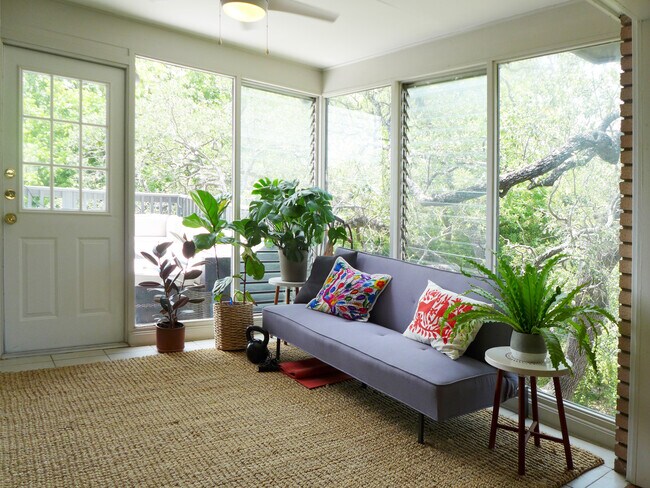 Building Photo - 310 West Mistletoe Avenue