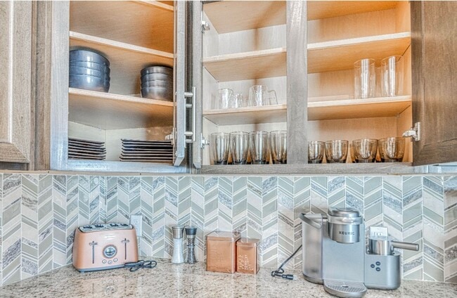 Building Photo - Eastside area for  Short or Long Term Rental(Completely Furnished) Beautiful 4 bed/2.5 baths