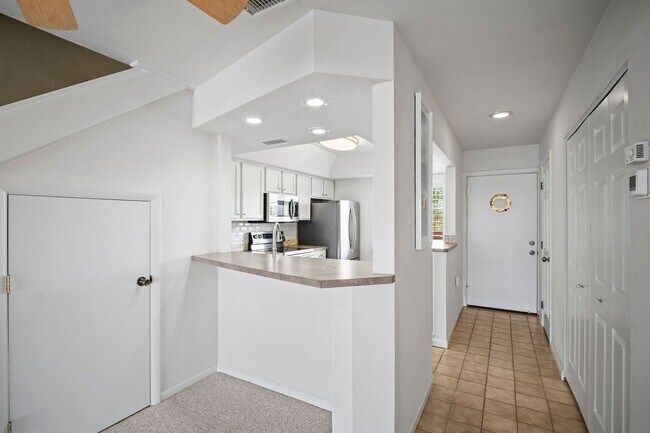 Building Photo - Stunning 2-bedroom, 2-bathroom condo with ...