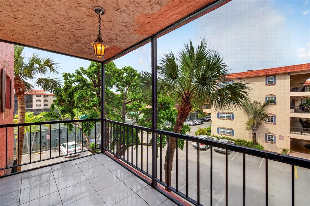 Building Photo - 660 Tennis Club Dr