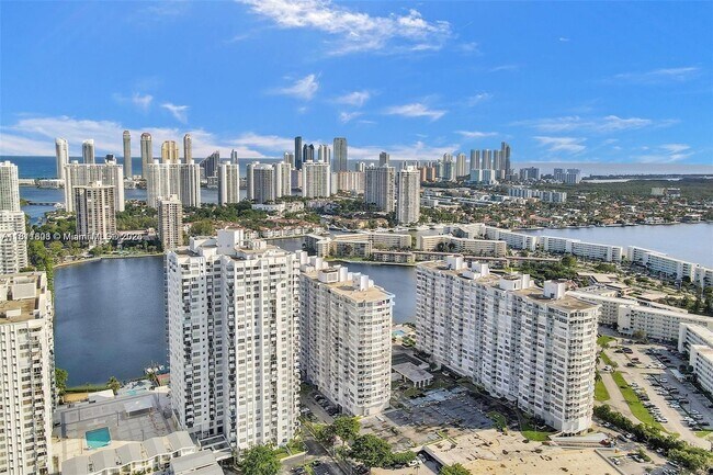 Building Photo - 18051 Biscayne Blvd