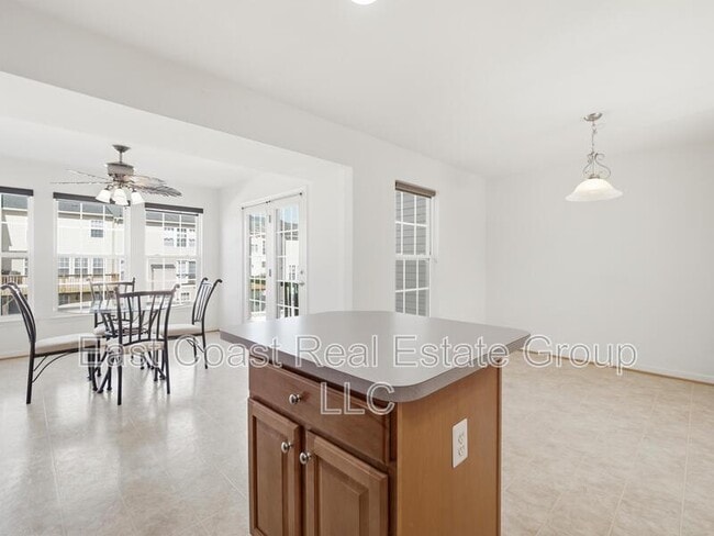 Building Photo - 1247 Mare St