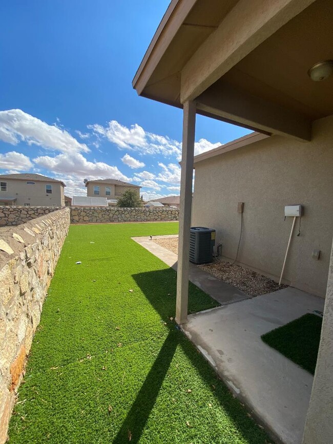 Building Photo - Mesquite Hills. 3 bedrooms, 2 full baths, ...