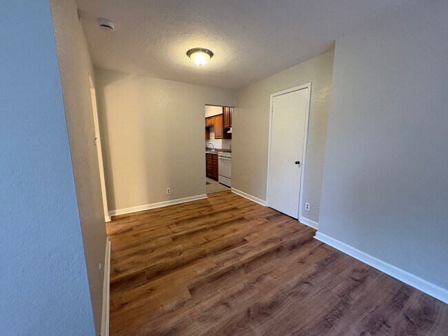 Building Photo - Spacious 1 Bedroom in Bellevue with Balcony and Garage space!