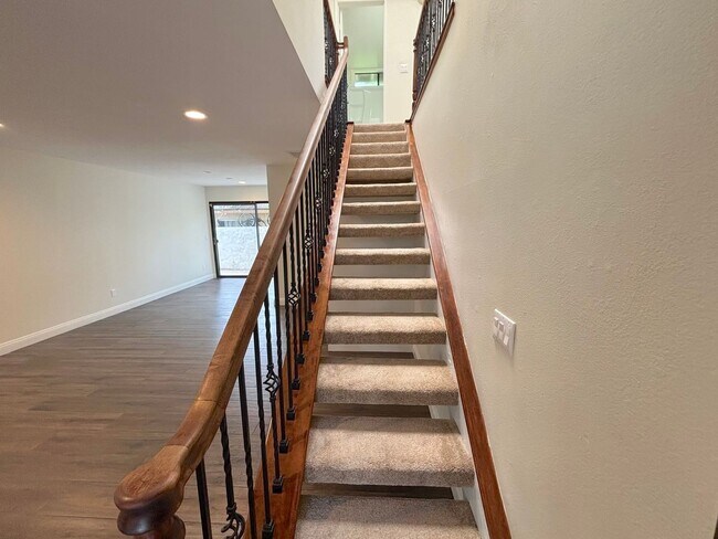 Building Photo - 3 Bedroom Condo now available in City of Orange