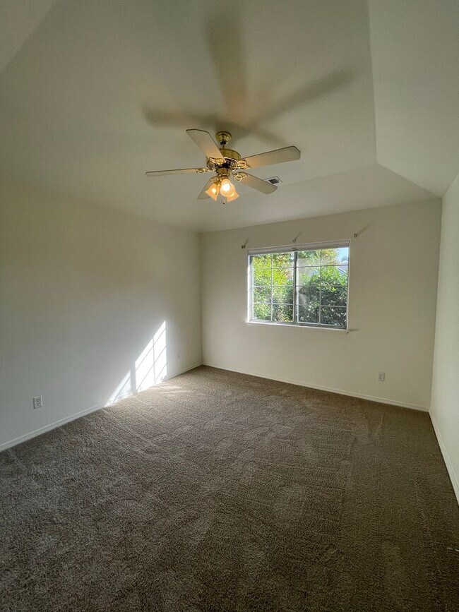 Building Photo - Beautiful South West Visalia home Near El Diamante school with a pool!!