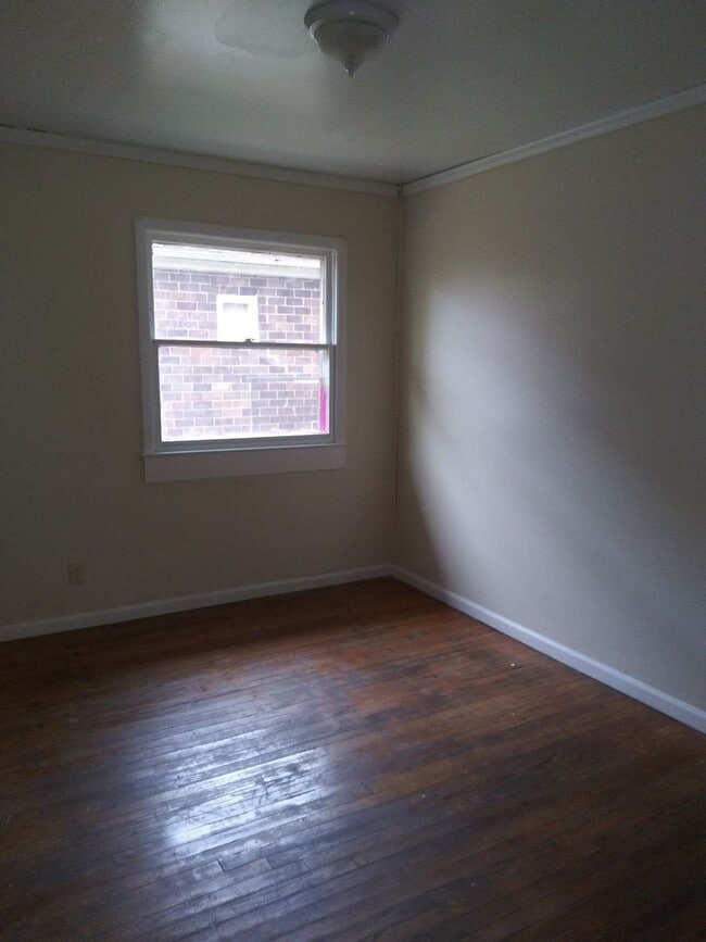 Building Photo - 3 Bedroom Single family home