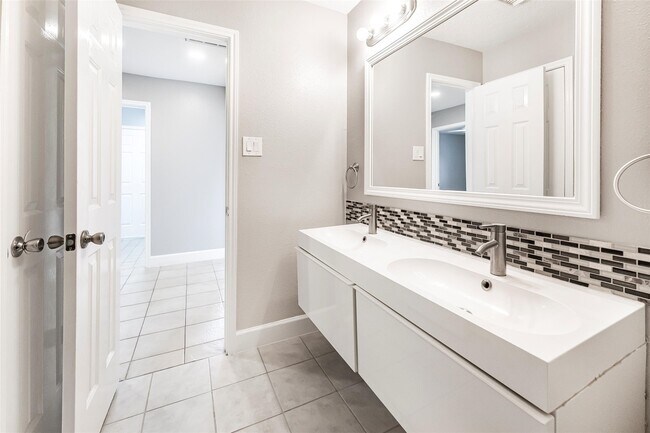 Building Photo - 7015 Yardley Dr