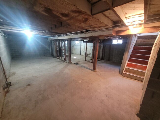 Building Photo - Recently Renovated 2 Bedroom, 1 Bathroom Home with Garage