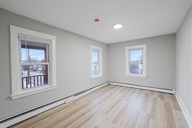 Building Photo - 175 School St