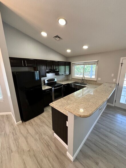 Building Photo - 14101 N 78th Dr