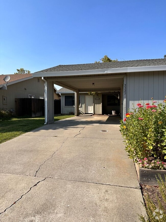 Building Photo - Charming 2/1 Duplex With Access To The Cou...