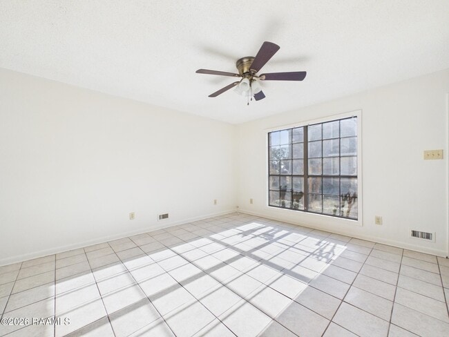 Building Photo - 112 Country Ln