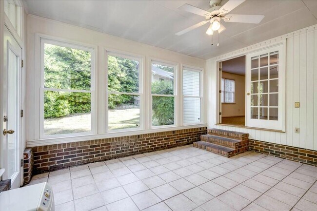 Building Photo - 552 Whitehead Dr