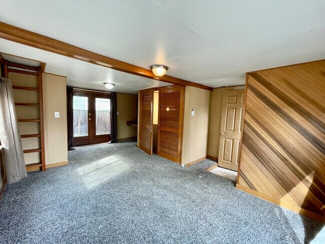 Building Photo - Cute Classic 1950s 2 Bd 1 Ba House + Bonus Room w/ Washer & Dryer, AC and Fenced Spacious Yard!