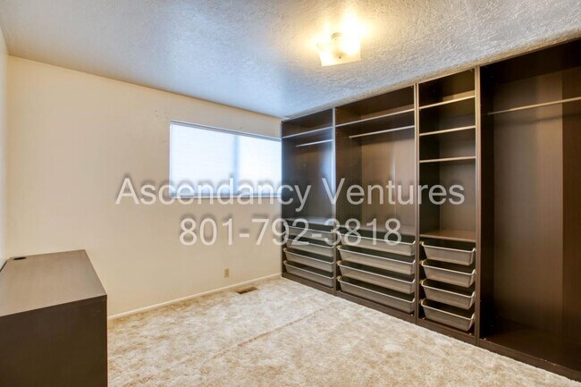 Building Photo - 706 Buzianis Way