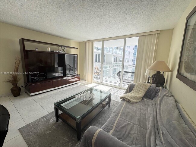 Building Photo - 2030 S Ocean Dr