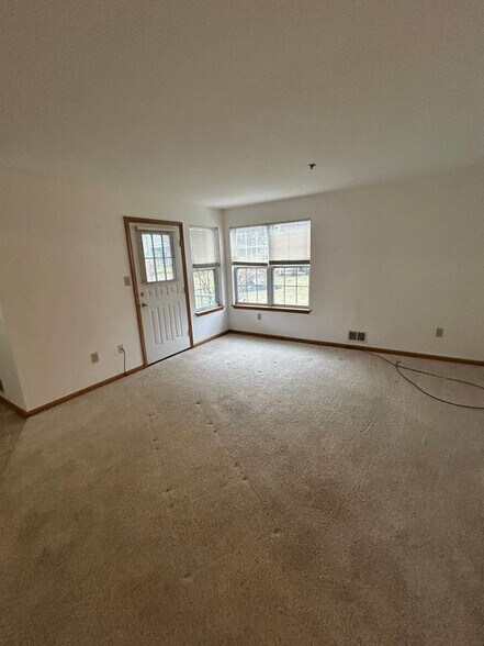 Building Photo - 55 Elderberry Ct