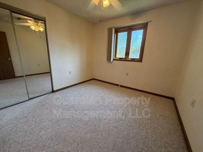 Building Photo - 1633 N Country Club Rd