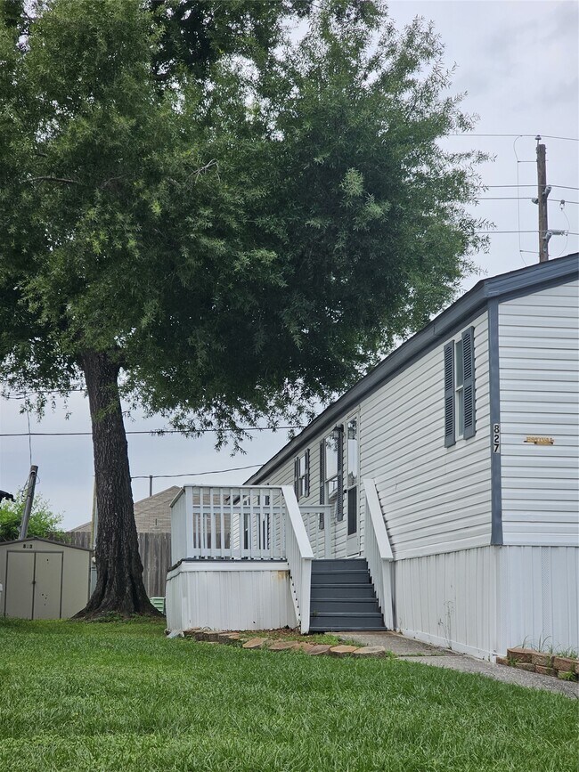 Building Photo - 827 Gregs Way