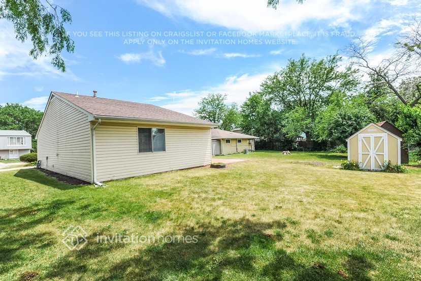 Building Photo - 919 Surrey Ct